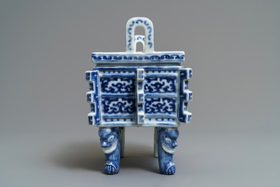 A Chinese blue and white 'ding' incense burner, 18/19th C.