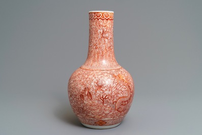 Een Chinese ijzerrode flesvormige 'draak en feniks' vaas, 19e eeuw
