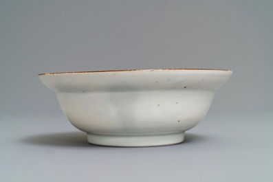 A Japanese Kakiemon bowl with floral design, Edo, 18th C.