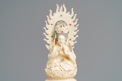 Une paire de groupes en ivoire incrust&eacute; figurant Bouddha et Guanyin sur un &eacute;l&eacute;phant, vers 1900