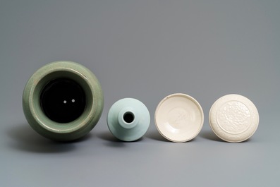 Deux vases en porcelaine de Chine monochrome et une bo&icirc;te en blanc de Chine de Dehua, 18/19&egrave;me