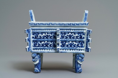 Een Chinese blauwwitte wierookbrander 'ding', 18/19e eeuw