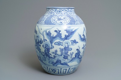 Een grote Chinese blauwwitte vaas met decor van onsterfelijken, Wanli