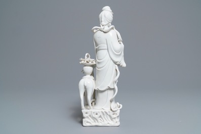 Un groupe en porcelaine blanc de Chine de Dehua figurant Magu avec un cerf, marque en creux, 18/19&egrave;me