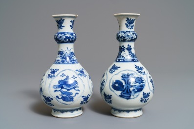 Een paar Chinese blauwwitte flesvormige vazen, Kangxi