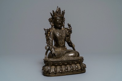 Een Chinese Ming-stijl bronzen figuur van Boeddha, Qianlong