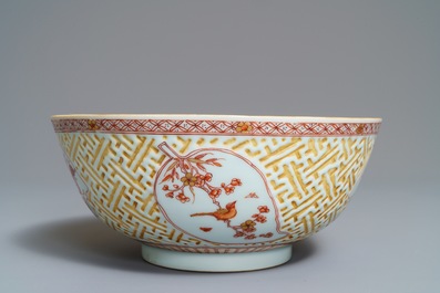 Un bol en porcelaine de Chine rouge de fer et dor&eacute; &agrave; d&eacute;cor en relief, Kangxi
