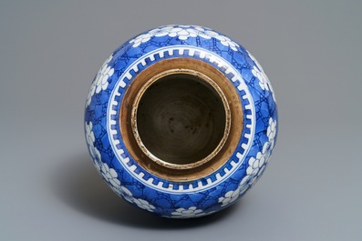 Un pot &agrave; gingembre en porcelaine de Chine bleu et blanc, Kangxi