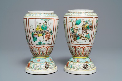 Une paire d'urnes en porcelaine de Chine famille verte, 19&egrave;me