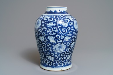 Un vase en porcelaine de Chine bleu et blanc aux rinceaux de pivoines, Kangxi