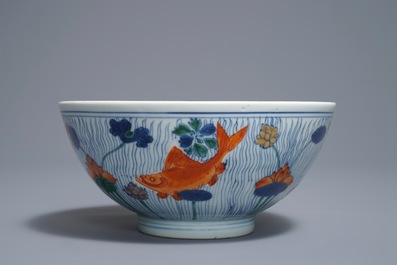 Un bol en porcelaine de Chine doucai &agrave; d&eacute;cor de poissons, marque de Xuande, Kangxi