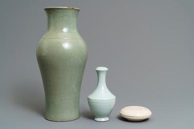 Two Chinese monochrome vases and a Dehua blanc de Chine box and cover, 18/19th C.