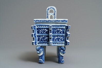 A Chinese blue and white 'ding' incense burner, 18/19th C.