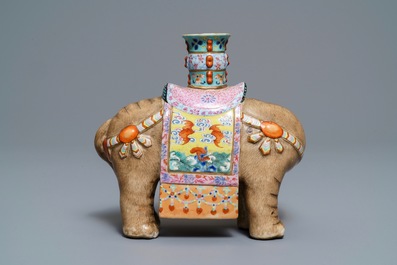 Een Chinese famille rose kandelaar in de vorm van een olifant, Jiaqing