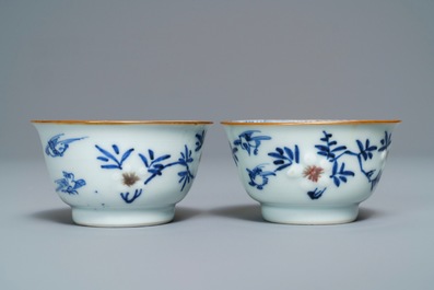 Une paire de tasses et soucoupes en porcelaine de Chine bleu, blanc et rouge, Kangxi