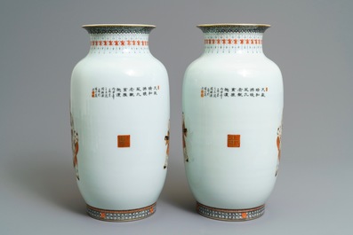 Een paar Chinese ijzerrode, grisaille en vergulde vazen, Qianlong merk, 20e eeuw