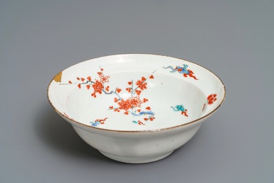 A Japanese Kakiemon bowl with floral design, Edo, 18th C.