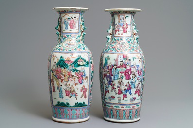 Twee Chinese famille rose vazen met hofsc&egrave;nes, 19e eeuw