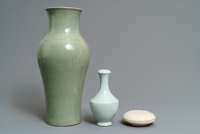 Deux vases en porcelaine de Chine monochrome et une bo&icirc;te en blanc de Chine de Dehua, 18/19&egrave;me