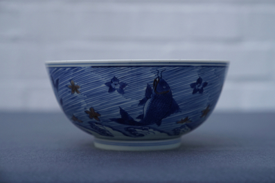 Een zeldzame Chinese kom met blauw en onderglazuur rood decor van karpers en zeedieren, Xuande merk, Kangxi