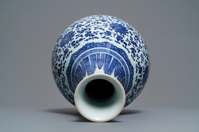 Een Chinese blauwwitte flesvormige vaas met pioenslingers, Qianlong