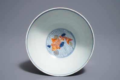 Un bol en porcelaine de Chine doucai &agrave; d&eacute;cor de poissons, marque de Xuande, Kangxi