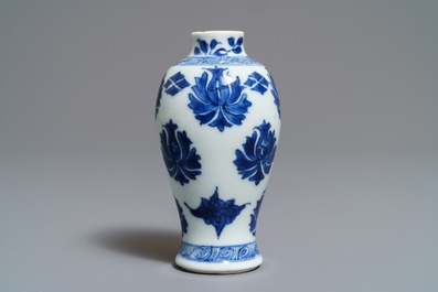 Une paire de vases miniatures en porcelaine de Chine bleu et blanc, marques pseudo-Delft, Kangxi