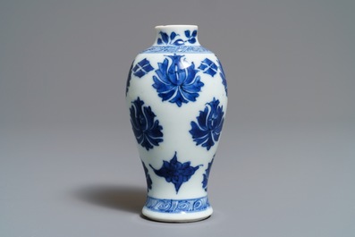 A pair of rare Chinese blue and white miniature vases with pseudo-Delft mark, Kangxi