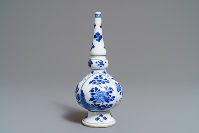 Un aspersoir en porcelaine de Chine bleu et blanc pour le march&eacute; islamique, Kangxi