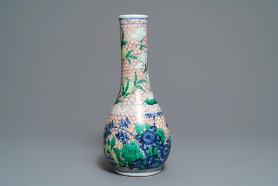 Un vase de forme bouteille en porcelaine de Chine wucai, &eacute;poque Transition