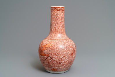 Un vase de forme bouteille en porcelaine de Chine &agrave; d&eacute;cor de dragon et ph&eacute;nix, 19&egrave;me