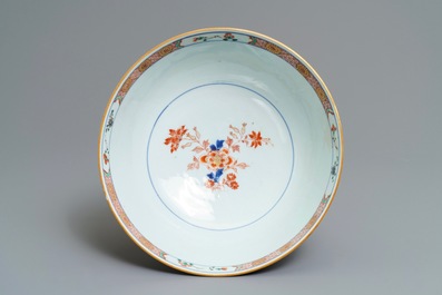 Un bol en porcelaine de Chine verte-Imari &agrave; d&eacute;cor floral, Kangxi