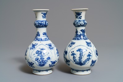 Een paar Chinese blauwwitte flesvormige vazen, Kangxi