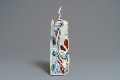 Un vase &agrave; suspendre en forme de carpe en porcelaine Arita de Japon, Edo, 18&egrave;me