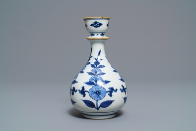Een Chinese blauwwitte hookah-basis met floraal decor, Kangxi