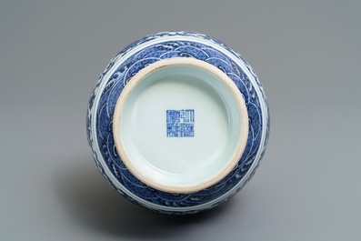 Een Chinese blauwwitte vaas met floraal decor, Qianlong merk, 19/20e eeuw
