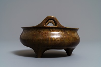 Un br&ucirc;le-parfum tripod en bronze, marque de Xuande, Chine, 19&egrave;me