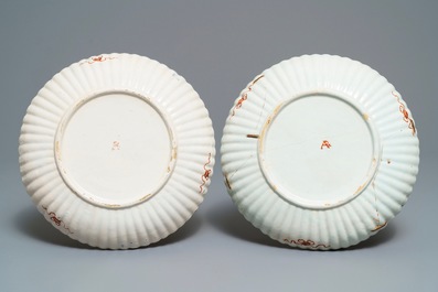 Een paar Delfts dor&eacute; Imari-stijl plooischotels met chinoiserie decor, 18e eeuw