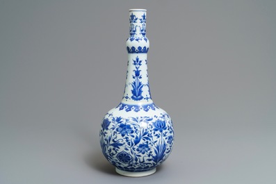 Un vase de forme bouteille en porcelaine de Chine bleu et blanc &agrave; d&eacute;cor floral, &eacute;poque Transition