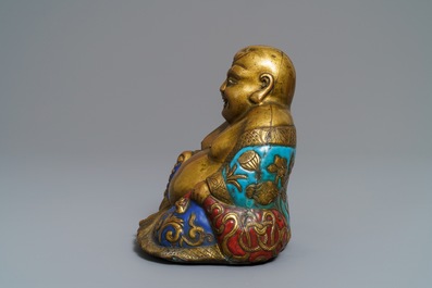 Une figure de Bouddha en laiton et &eacute;maux champlev&eacute;s, Chine, Qianlong