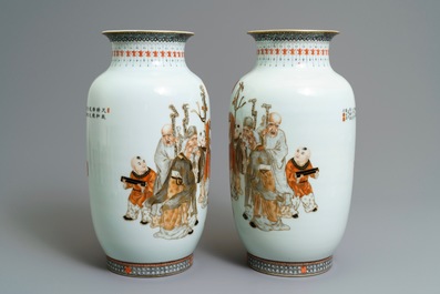 Een paar Chinese ijzerrode, grisaille en vergulde vazen, Qianlong merk, 20e eeuw