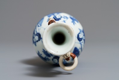 Deux vases et un repose-pinceaux en porcelaine de Chine bleu et blanc, Wanli/Kangxi