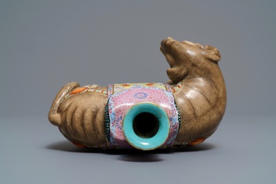 Un bougeoir en forme d'&eacute;l&eacute;phant en porcelaine de Chine famille rose, Jiaqing