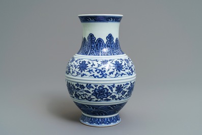 Een Chinese blauwwitte vaas met floraal decor, Qianlong merk, 19/20e eeuw