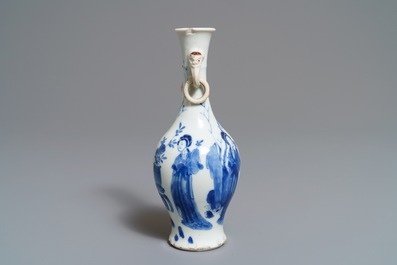 Twee Chinese blauwwitte vazen en een penselenrust, Wanli/Kangxi