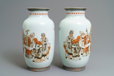 Une paire de vases en porcelaine de Chine grisaille, rouge de fer et dor&eacute;, marque de Qianlong, 20&egrave;me