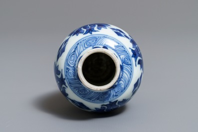 Une paire de vases miniatures en porcelaine de Chine bleu et blanc, marques pseudo-Delft, Kangxi