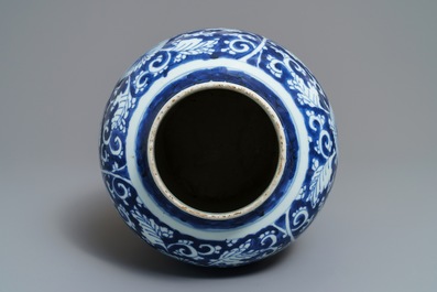 Un vase en porcelaine de Chine bleu et blanc aux rinceaux de pivoines, Kangxi