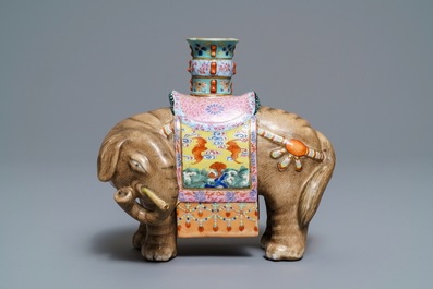 Een Chinese famille rose kandelaar in de vorm van een olifant, Jiaqing