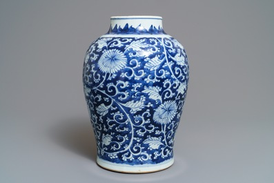 Een Chinese blauwwitte vaas met pioenslingers, Kangxi